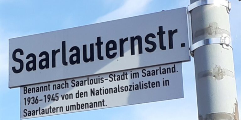 Die Erklärung zur Saarlauternstraße ist ebenso angebracht wie ein QR-Code mit weiteren Informationen, nun soll noch eine Infotafel folgen.