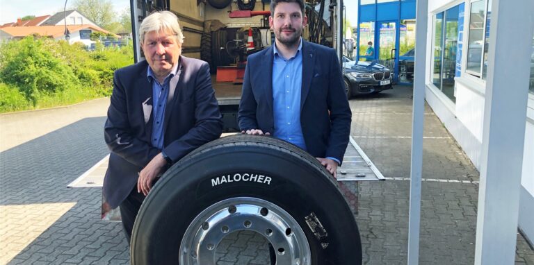 Christian (l.) und Alexander Stiebling leiten als dritte und vierte Generation das Familienunternehmen. In Castrop-Rauxel ist jetzt ihre Mobilservice-Zentrale, von der aus die Montagewagen (im Bild ein Fahrzeug für Lkw) auf die Straßen geschickt werden.