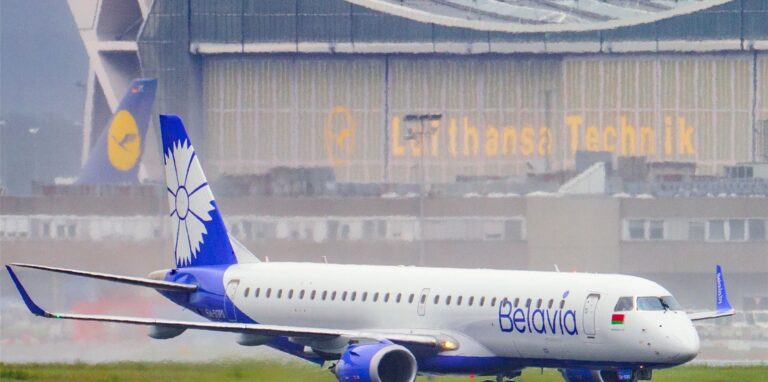 Eine Maschine der belarussischen Fluggesellschaft Belavia – Belarusian Airlines fährt über die Rollbahn des Flughafen Frankfurt. Viele europäische Länder haben ihren Luftraum für die Fluggesellschaft geschlossen.