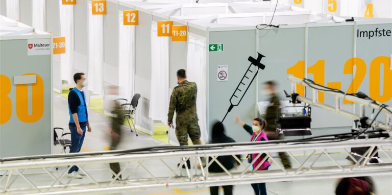 Die Bundeswehr hilft auch in den Impfzentren. Nicht allen scheint das zu gefallen. Ein Soldat wurde jetzt attackiert.