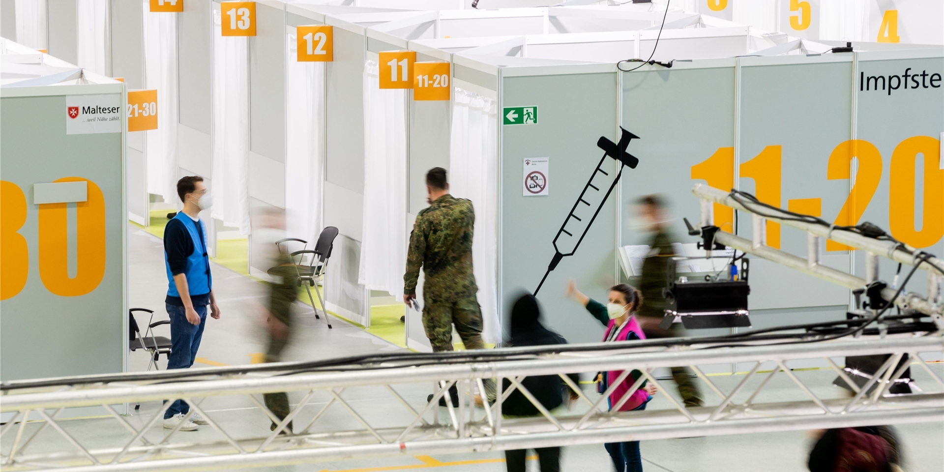 Die Bundeswehr hilft auch in den Impfzentren. Nicht allen scheint das zu gefallen. Ein Soldat wurde jetzt attackiert.