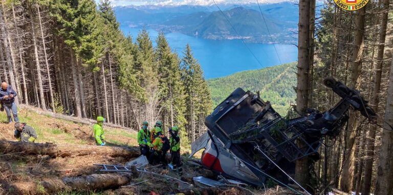 Retter arbeiten am Wrack einer Gondel, die in der Nähe des Gipfels der Stresa-Mottarone-Linie in der Region Piemont, Norditalien, abstürzt war. Neun Menschen sind nach Angaben von Rettungskräften bei dem Seilbahnunglück ums Leben gekommen.