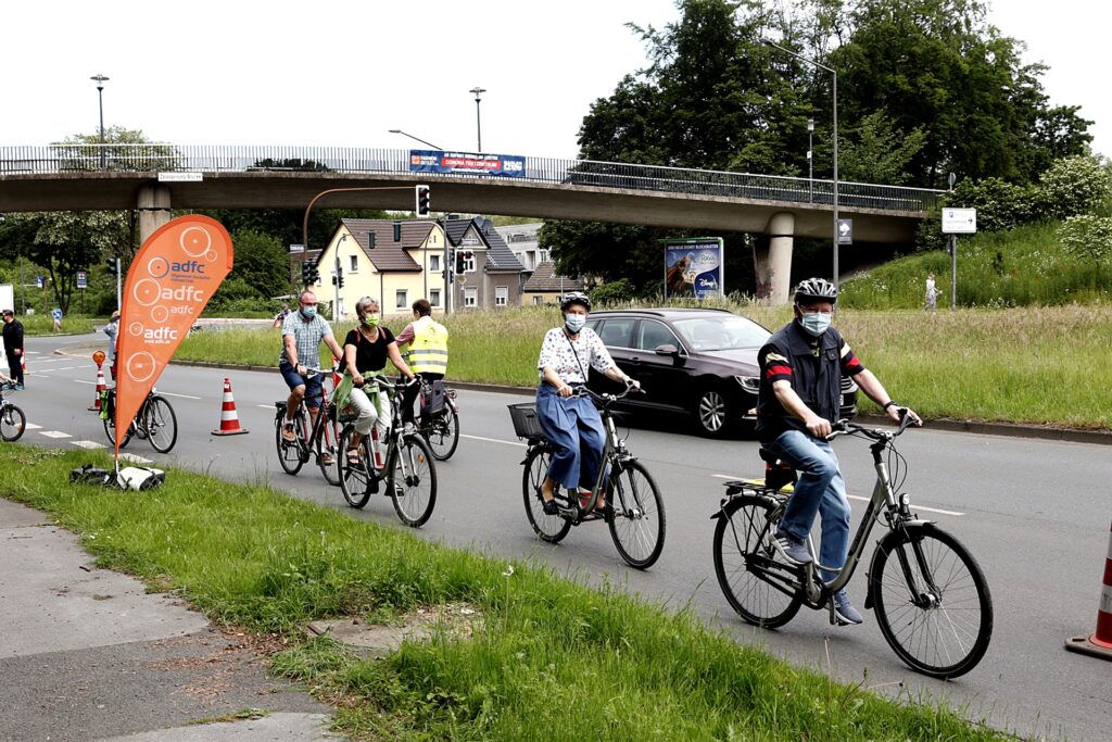 Eine Spur der Hervester Straße wurde am Donnerstag für zwei Stunden zum Radweg.