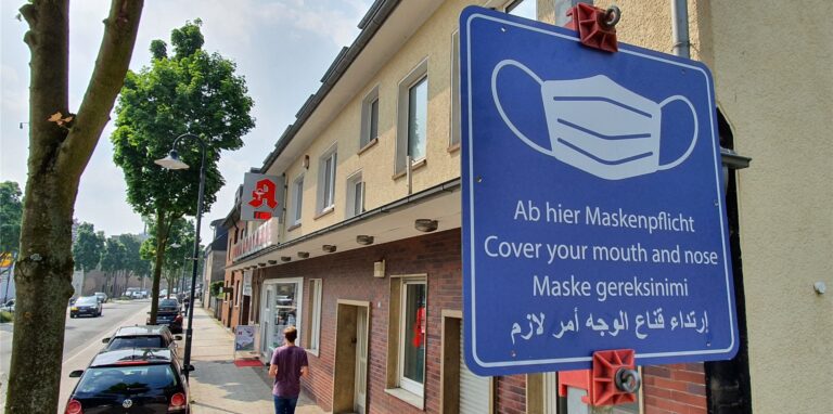 Die Beschilderung, hier an der Einmündung Lindenstraße, macht es deutlich: Auf der Bahnhofstraße gilt jetzt Maskenpflicht.