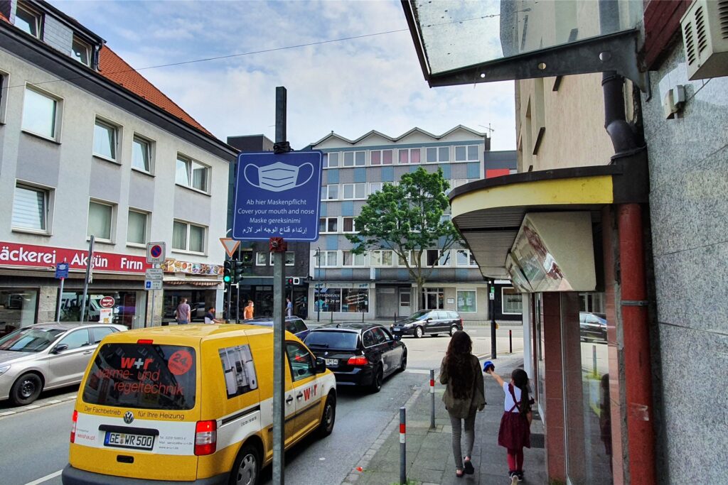 Auch in den Nebenstraße der Bahnhofstraße, hier die Geschwisterstraße, weisen die Schilder auf die Maskenpflicht hin. Auch in den Nebenstraße der Bahnhofstraße, hier die Geschwisterstraße, weisen die Schilder auf die Maskenpflicht hin.