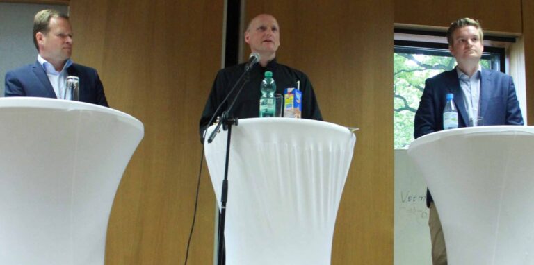 Schon 2017 fiel die Entscheidung über den Sieger im Bundestags-Wahlkreis zwischen Frank Schwabe (SPD/links) und Michael Breilmann (CDU/rechts). Hier bei einer Podiumsdiskussion im Wahlkampf, moderiert von Pfarrer Michael Trockel.