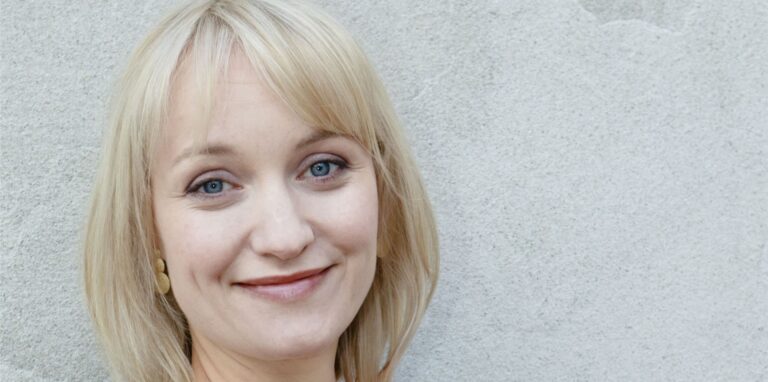 Schauspielerin Eva Herzig will sich nicht gegen das Coronavirus impfen lassen. Das hat Folgen für ihre Karriere im TV.