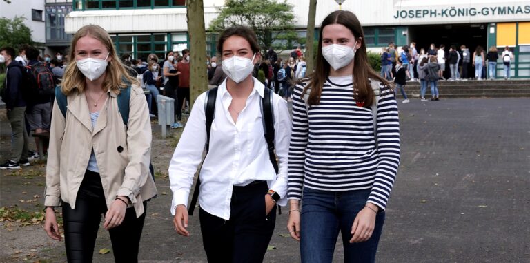 Sammelten Spendengelder beim Sponsorenlauf: Nona Große Erdmann, Luzie Zahn und Lea Fricke (v.l.) vom Joseph-König-Gymnasium.