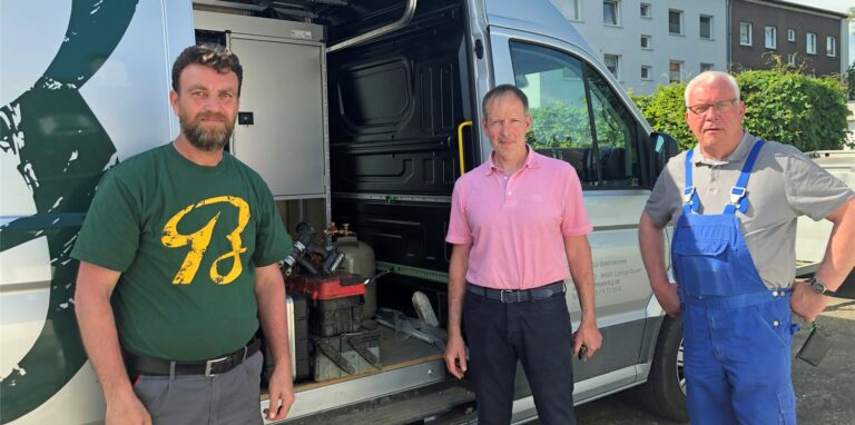 Der Syrer Thamer Alothman arbeitet für Ulrich und Norbert (r.) Breilmann.