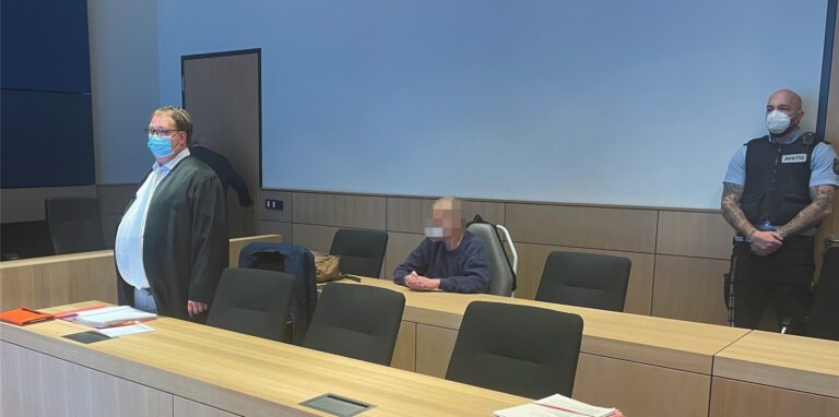 Der Angeklagte (Mitte) beim Prozessauftakt im Bochumer Schwurgericht.