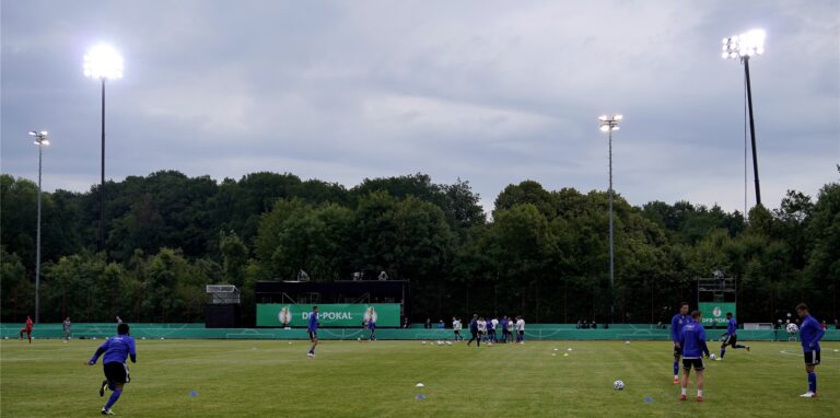 Die Stadt lässt die Flutlichtanlagen auf den Sportplätzen (hier ein Symbolbild) sanieren. Dazu gibt es Fördermittel mit der Verpflichtung, die Maßnahme bis zum 31. Oktober 2021 umzusetzen.