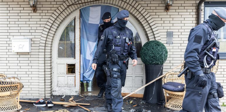 Polizisten in NRW sind bei Razzien gegen Clankriminalität vorgegangen.