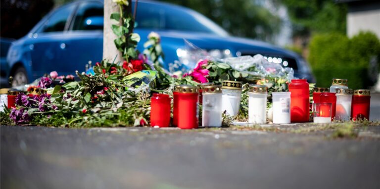 Blumen und Kerzen stehen an der Stelle, an der eine unbeteiligte Frau bei einem mutmaßlichen Autorennen verletzt und später gestorben ist.
