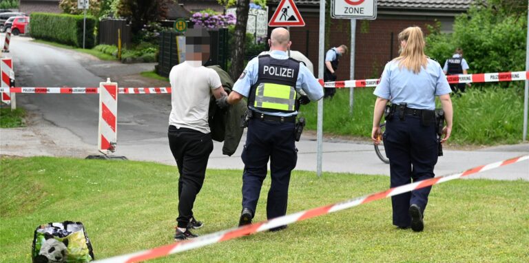 Die Polizei führt einen Mann ab, der nach einer Gewalttat in Lembeck festgenommen wurde.