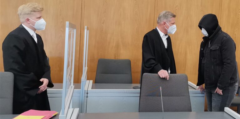 Der Angeklagte (r.) neben seinen beiden Verteidigern Jörn Reinhardt (li.) und Hans Reinhardt.