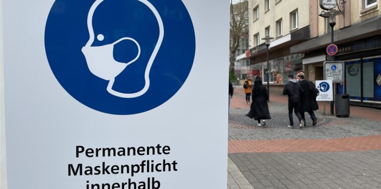 Auf die Maskenpflicht in der Castroper Altstadt wird an den Zugängen der Fußgängerzone hingewiesen.
