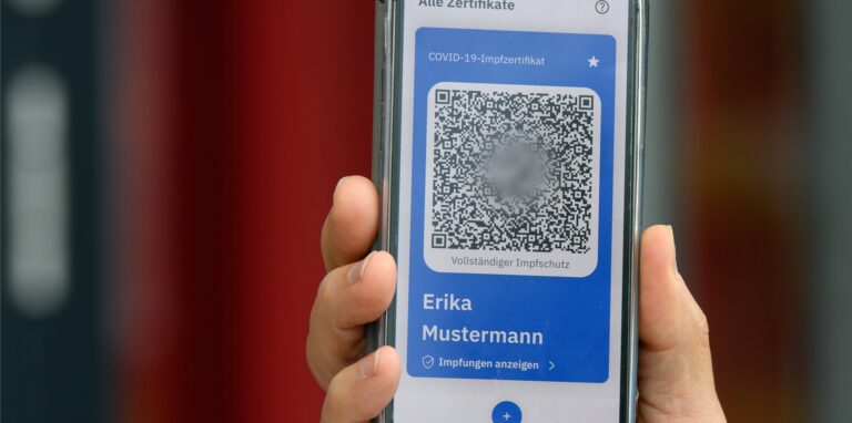 Vollständig Geimpfte, Genesene und negativ Getestete sollen sich schon bald bei der Einreise in ein anderes EU-Land mit dem EU-Impfausweis ausweisen können.