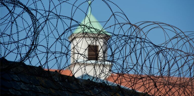 Die bayerischen Justizvollzugsanstalten (JVA) meldeten für das vergangene Jahr insgesamt 226 Tätlichkeiten von Häftlingen.