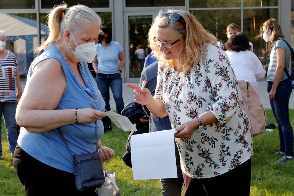 Vorsitzende Silvia Kruse (r.) kontrollierte, ob die Probenteilnehmer geimpft, getestet oder genesen waren.