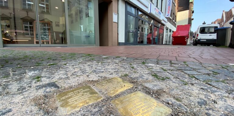 Die Stolpersteine auf der Rekumer Straße wurden ausgetauscht.