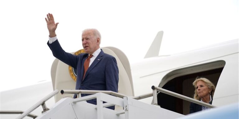 Joe Biden, Präsident der USA, winkt, als er zu einem früheren Zeitpunkt mit seiner Frau Jill Biden die Air Force One besteigt. Bei seiner ersten Auslandsreise als US-Präsident kommt Biden nach Europa.