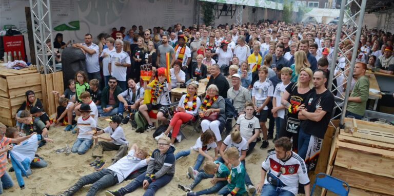 So sah es 2018 während der WM am Stadtstrand aus – in der Pandemie undenkbar. In Gaststätten und Biergärten darf aber gemeinsam Fußball geguckt werden.
