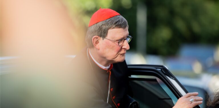 Kardinal Rainer Maria Woelki, Erzbischof von Köln, kommt zur Basilika St. Margareta. Der Kölner Kardinal will hier trotz Proteste 17 Jugendliche in der Düsseldorfer Gemeinde firmen.