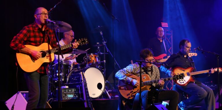 Herbert Knebel kommt diesmal als Uwe Lyko. Mit den Jungs seines Affentheaters macht er im Castroper Parkbad Süd Musik.