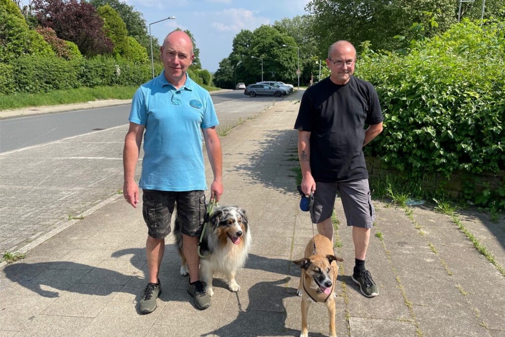 title attribut Christian Kaczmarek (56, links) mit Hund Caruso und Gisbert Schaffrynski (65) mit Hund Cooper würden sich sehr über eine Hundewiese auf dem Paschenberg freuen.