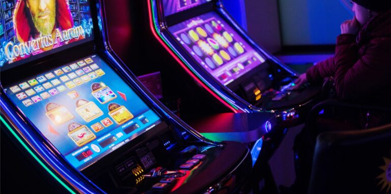 Über eine lange Zeit waren die Spielhallen während der Pandemie geschlossen. Darüber seien die Abhängigen heilfroh gewesen, sagt Angela Buschmann-Rorowski.