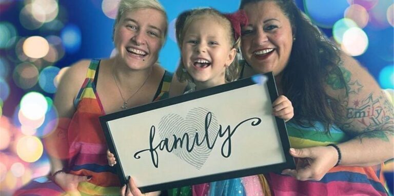 Für die vierjährige Emily sind Mami Vivian (l.) und Mama Annamaria (r.) ihre Superheldinnen.