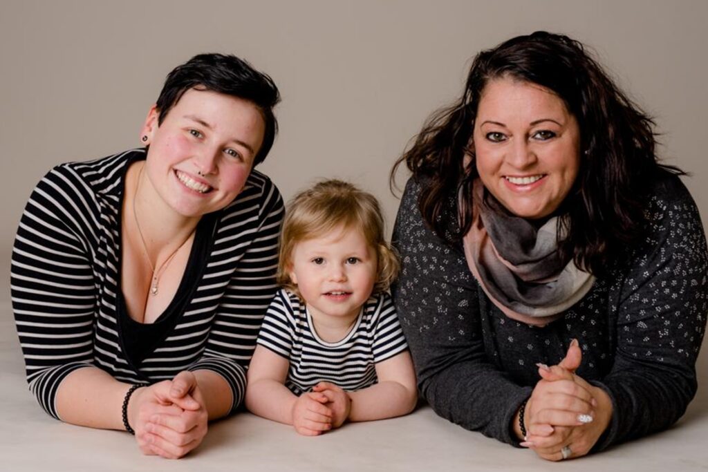 title attribut In einem langen Prozess muss geklärt werden, ob Vivian (l.) als Stiefmutter von Emily (m.) gesetzlich anerkannt wird. Gleichberechtigte Mutterschaft gibt es in Deutschland noch nicht.