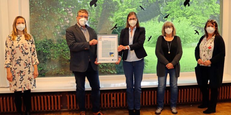 Gabi Trapp (VHS), Hermann Pieper (Beigeordneter für Soziales und Bildung), Monika Engel (Leiterin der VHS) sowie Heike Koch und Sabine Weißenberg (VHS) freuen sich über das erneuerte Zertifikat.