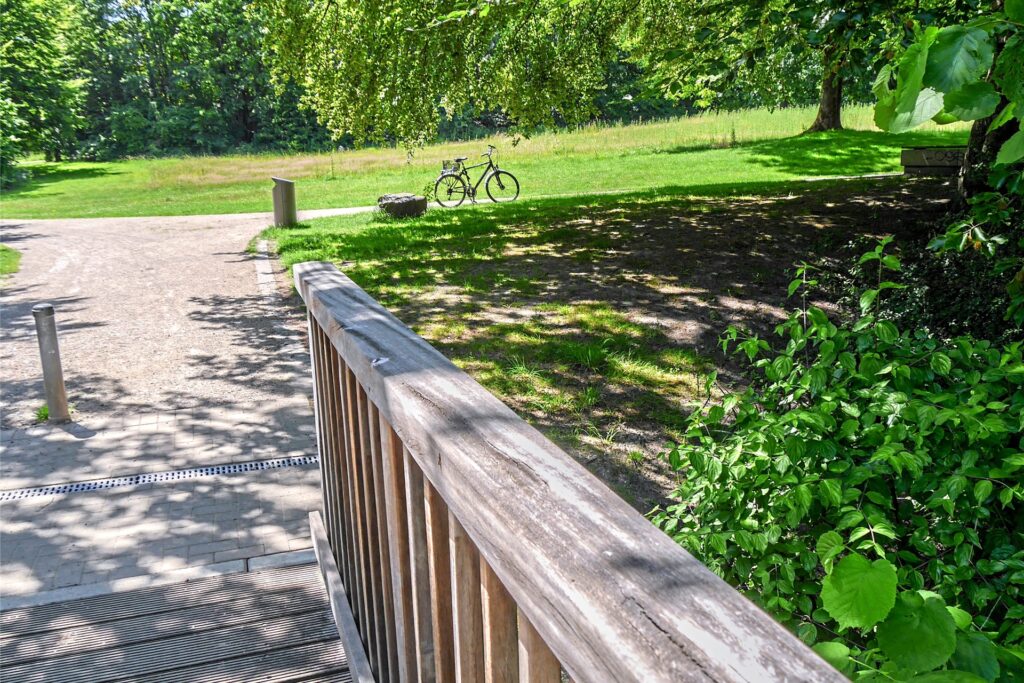 title attribut Die Grünfläche nahe der kleinen Brücke im Backumer Tal (hinter dem Fahrrad) wollte die Stadtverwaltung bereits im vergangenen Jahr mit einem zwei Meter hohen Metallzaun abriegeln und daraus eine Hundewiese machen. Nun steht sie erneut zur Auswahl.