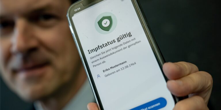 Das digitale Impfzertifikat kann man sich bei vollständiger Corona-Impfung vom Montag (14. Juni) an in vielen Apotheken abholen.