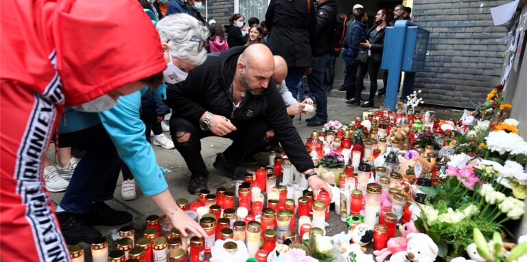 Nach der Tat hatten Menschen Kerzen vor dem Eingang des Mehrfamilienhauses angezündet, Blumen und Teddybären abgelegt. (Archivbild)