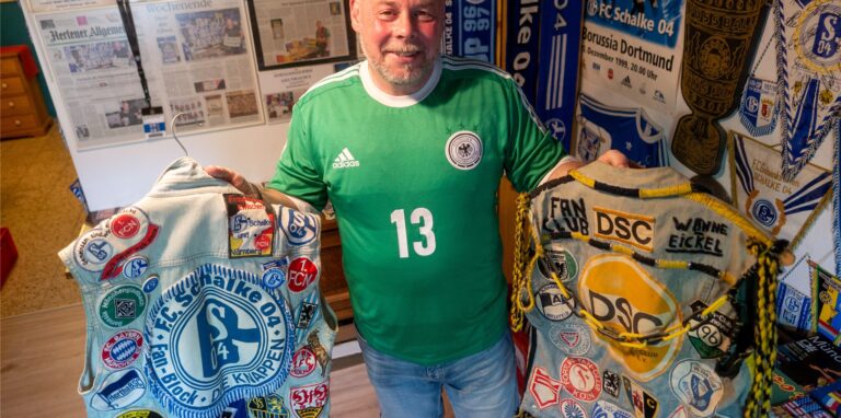 Fritz Maruhn sammelt hauptsächlich Fußballkarten. Aber er besitzt auch viele Dinge rund um den Fußball. Hier ist er zu sehen mit seinen Fankutten von seiner „Jugendliebe“ DSC Wanne-Eickel (rechts) und vom FC Schalke 04.