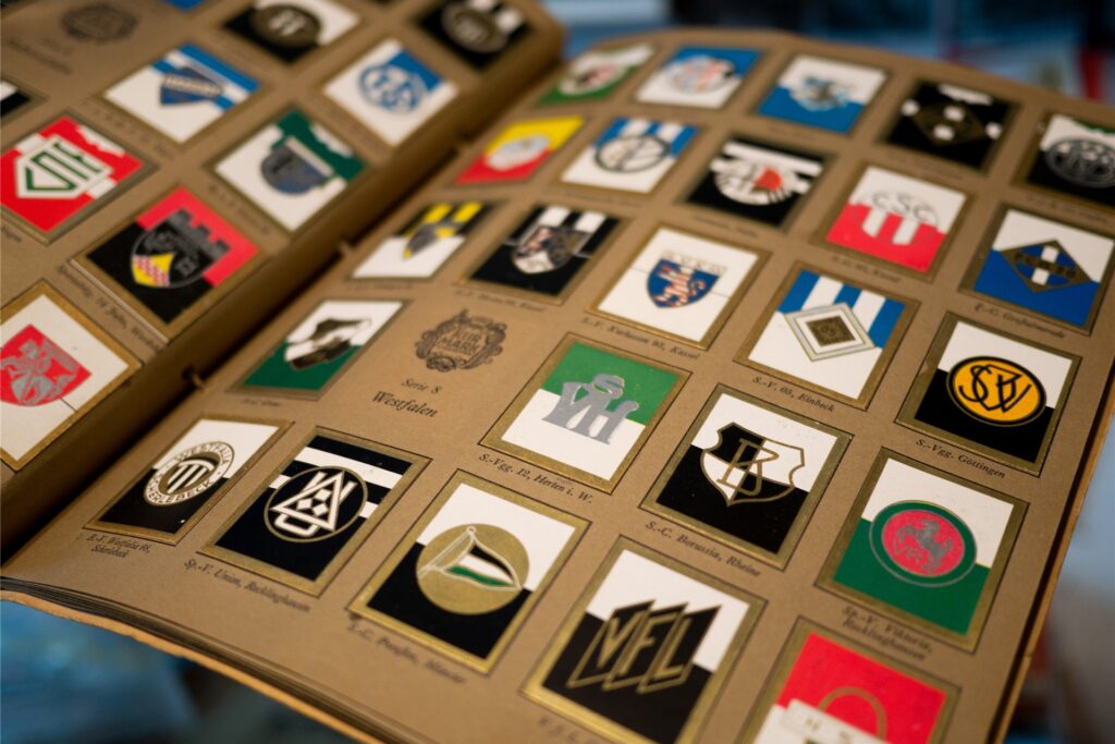 Fritz Maruhns Sammlung umfasst auch dieses Album mit dem Wappen der Spvgg. Herten.