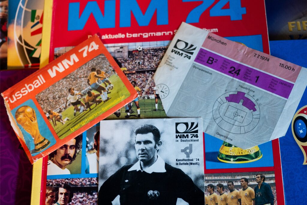 Hier zu sehen ist ein Sammelalbum zur WM 1974 mit einer originalen Eintrittskarte für das Finale sowie einem Autogramm von Schiedsrichter Jack Taylor, der das Finale gepfiffen hat.