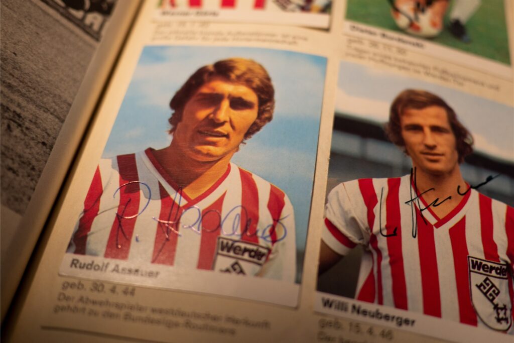 Fritz Maruhn hat auch ein signiertes Sammelbild von Rudi Assauer aus seiner Zeit bei Werder Bremen.
