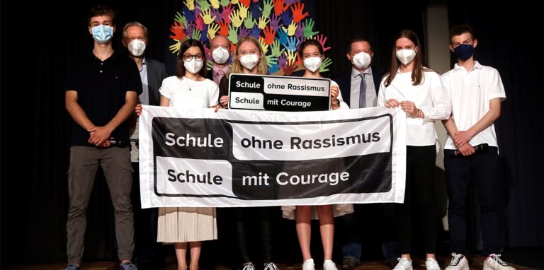 Die Schüler der  SV nahmen das Siegel „Schule ohne Rassismus“ im Beisein von Schulleiter Ulrich Wessel und Bürgermeister Andreas Stegemann entgegen, das Claus Wiesenthal vom Kommunalen Integrationszentrum überreichte.