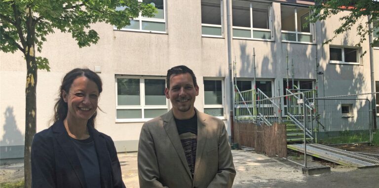Dr. Kerstin Bröker und Holger Spieß vor dem Gebäude, in dem bis vor Kurzem die Villa Kunterbunt untergebracht war. Hier werden die fünften Klassen unterrichtet.