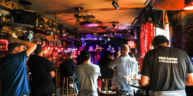 Punkrock für 20 Zuschauer: Im Subrosa in der Dortmunder Nordstadt gibt es wieder Indoor-Konzerte.