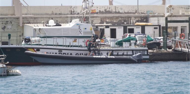 Beamte der Guardia Civil, die an der Suche nach der jüngeren Schwester und dem Vater des tot aufgefundenen Mädchens beteiligt sind, treffen im Hafen von Santa Cruz de Tenerife ein.