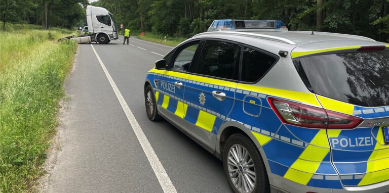 Bei einem Wendemanöver auf der B58 in Deuten setzte ein Fahrer seinen Lkw in den Graben.