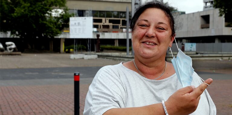 Endlich wieder frische Luft. Stephanie Tritscher ist froh, dass sie auf dem Creiler Platz die Maske abnehmen kann.