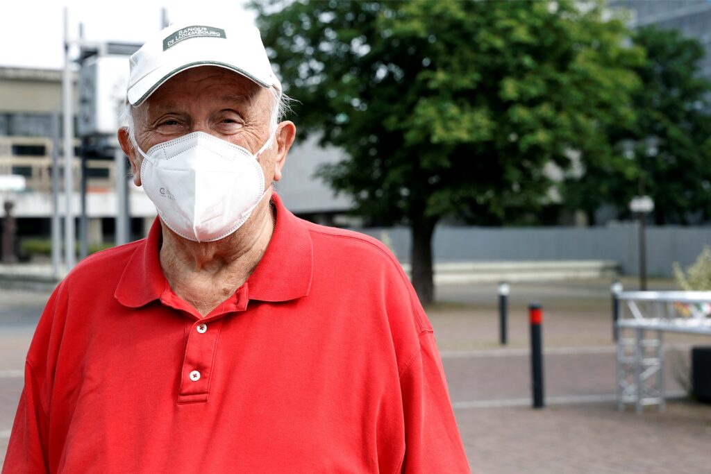 title attribut Bleibt vorsichtig und trägt weiter Maske: Hubert Drewe.
