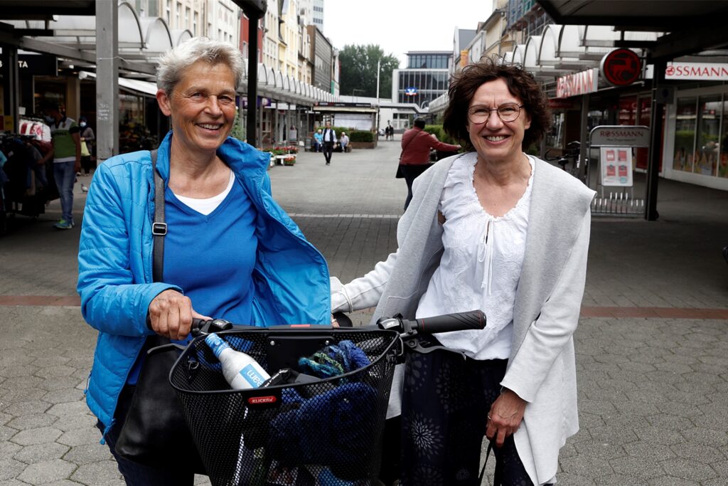 title attribut Plausch beim Einkauf in Hüls ohne Maske: Beate Elsner (l.) und Elisabeth Albers.