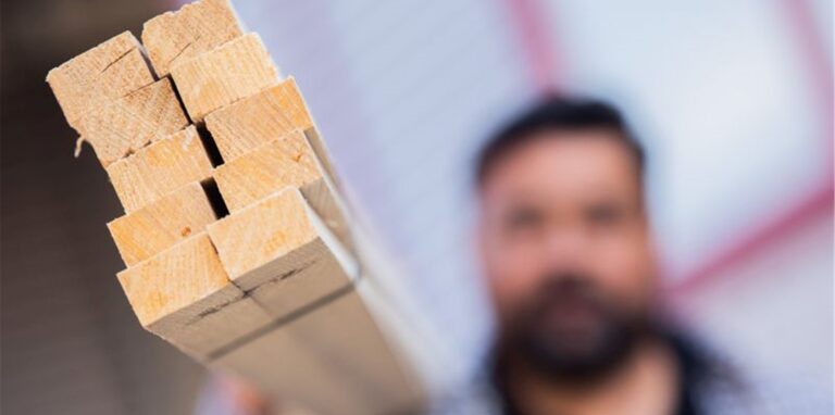 Mangelware Holz: Die Baubranche kämpft mit enormen Engpässen.