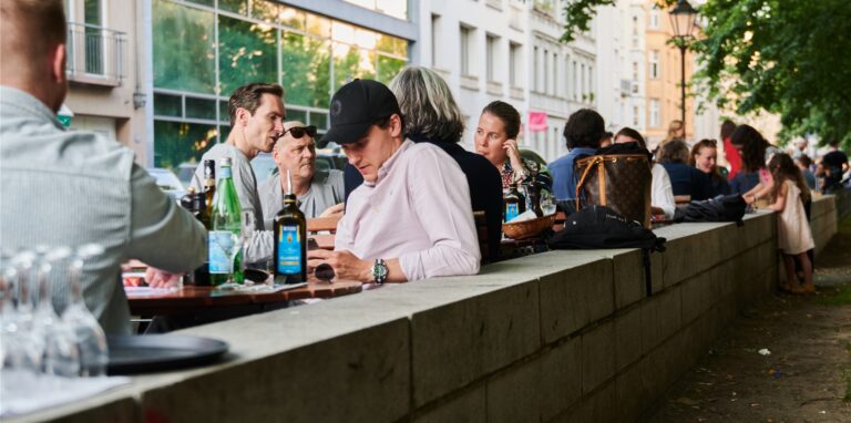 Die Corona-Fallzahlen in Nordrhein-Westfalen sind weiter rückläufig. (Symbolbild)